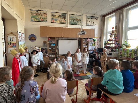 2.B zahrála vánoční pohádky pro děti z MŠ Benešova- Kytky
