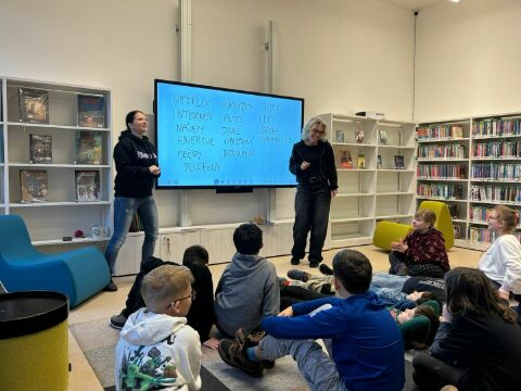 Čtvrťáci objevovali svět financí v knihovně